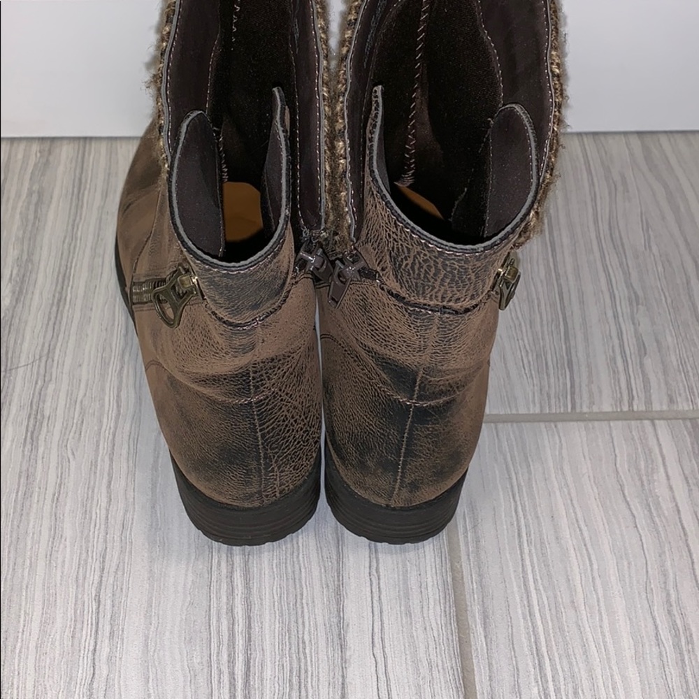 Boots - Picture 4 of 5